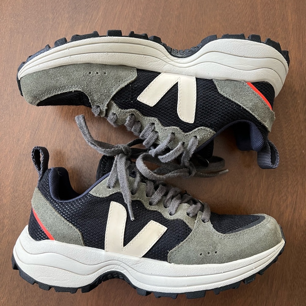 Veja Venturi B-Mesh Black Olive Pierre Sneakers | Size US 7 | Euro 38